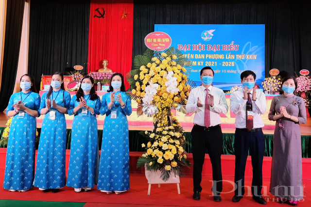 Đại diện Huyện uỷ, HĐND, UBND Huyện tặng hoa chúc mừng Đại hội. Đại diện Huyện uỷ, HĐND, UBND Huyện tặng hoa chúc mừng Đại hội.