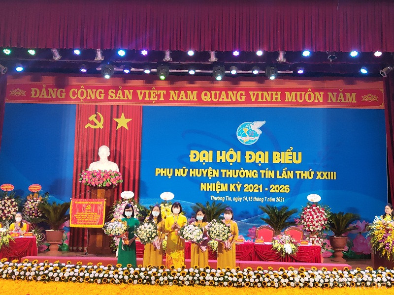 Đại hội dịp này cũng tổ chức tặng hoa chia tay các đồng chí thôi không tham gia Ban chấp hành nhiệm kỳ 2021 - 2026 Đại hội dịp này cũng tổ chức tặng hoa chia tay các đồng chí thôi không tham gia Ban chấp hành nhiệm kỳ 2021 - 2026