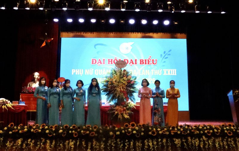 Phó Chủ tịch Hội LHPN Hà Nội Phạm Thị Thanh Hương (thứ 3 từ phải sang) cùng BTV Hội LHPN Hà Nội tặng hoa chúc mừng Đại hội Đại biểu Phụ nữ quận Đống Đa nhiệm kỳ 2021 - 2026 Phó Chủ tịch Hội LHPN Hà Nội Phạm Thị Thanh Hương (thứ 3 từ phải sang) cùng BTV Hội LHPN Hà Nội tặng hoa chúc mừng Đại hội Đại biểu Phụ nữ quận Đống Đa nhiệm kỳ 2021 - 2026