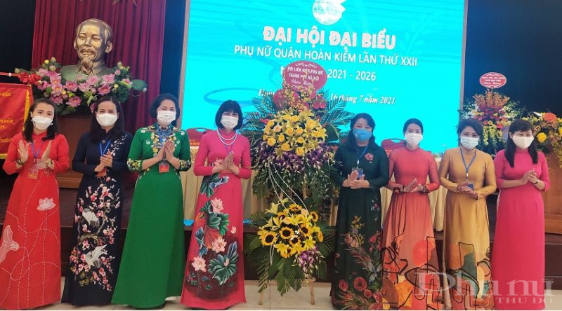 Hội LHPN Hà Nội tặng hoa chúc mừng Đại hội Hội LHPN Hà Nội tặng hoa chúc mừng Đại hội