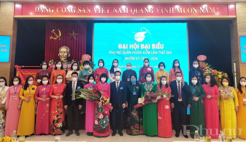 Các đại biểu lãnh đạo Hội LHPN Hà Nội và lãnh đạo Quận ủy Hoàn Kiếm tặng hoa chúc mừng Ban Chấp hành Hội LHPN khóa XXII Các đại biểu lãnh đạo Hội LHPN Hà Nội và lãnh đạo Quận ủy Hoàn Kiếm tặng hoa chúc mừng Ban Chấp hành Hội LHPN khóa XXII