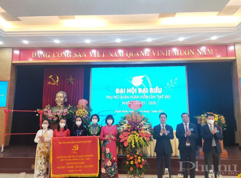 Lãnh đạo Quận ủy Hoàn Kiếm tặng hoa và bức trướng cho Đại hội Lãnh đạo Quận ủy Hoàn Kiếm tặng hoa và bức trướng cho Đại hội