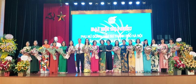 Các đại biểu tặng hoa chúc mừng các đồng chí Ban chấp hành khóa II, nhiệm kỳ 2016-2021 Các đại biểu tặng hoa chúc mừng các đồng chí Ban chấp hành khóa II, nhiệm kỳ 2016-2021