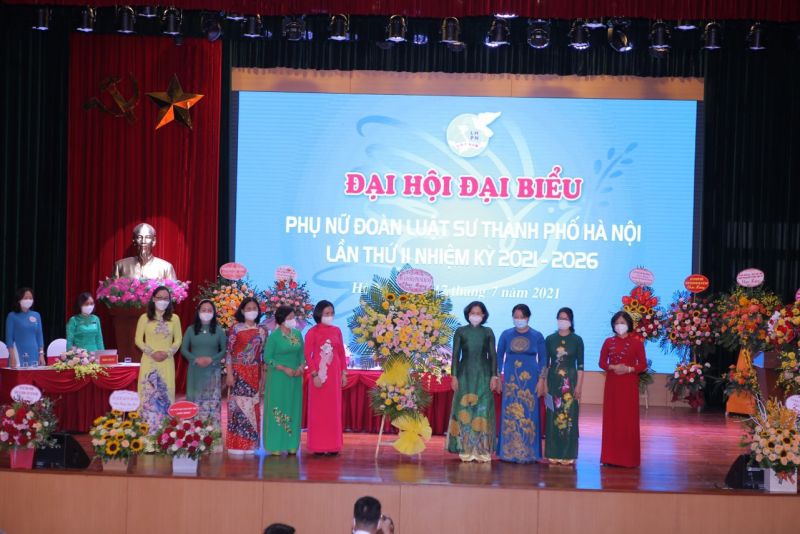 Lãnh đạo, cán bộ Hội LHPN thành phố Hà Nội tặng hoa chúc mừng Đại hội Lãnh đạo, cán bộ Hội LHPN thành phố Hà Nội tặng hoa chúc mừng Đại hội