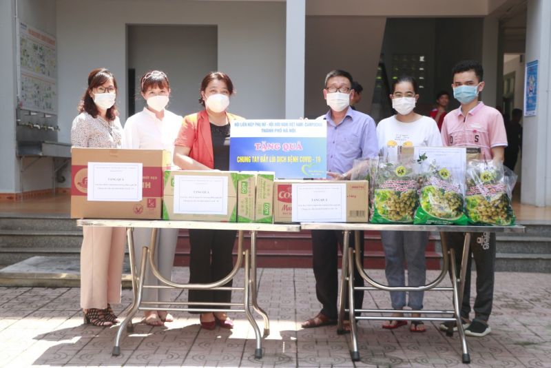 Đồng chí Nguyễn Thị Thu Thủy, Phó Chủ tịch Thường trực Hội LHPN Hà Nội, Phó Chủ tịch Thường trực Hội Hữu nghị Việt Nam - Campuchia thành phố Hà Nội thay mặt hai tổ chức Hội tặng quà mang hương vị Hà Nội động viên các lưu học sinh Campuchia an tâm học tập. Đồng chí Nguyễn Thị Thu Thủy, Phó Chủ tịch Thường trực Hội LHPN Hà Nội, Phó Chủ tịch Thường trực Hội Hữu nghị Việt Nam - Campuchia thành phố Hà Nội thay mặt hai tổ chức Hội tặng quà mang hương vị Hà Nội động viên các lưu học sinh Campuchia an tâm học tập.