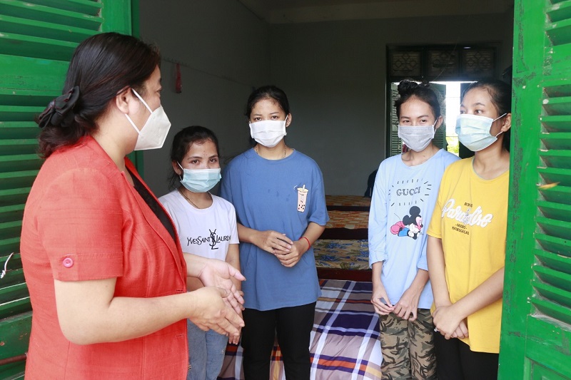 Trực tiếp thăm nơi ở và trò chuyện với các nữ lưu học sinh, đồng chí đại diện hai tổ chức Hội vui mừng vì các em được chăm sóc chu đáo, cuộc sống, học tập diễn ra bình thường Trực tiếp thăm nơi ở và trò chuyện với các nữ lưu học sinh, đồng chí đại diện hai tổ chức Hội vui mừng vì các em được chăm sóc chu đáo, cuộc sống, học tập diễn ra bình thường