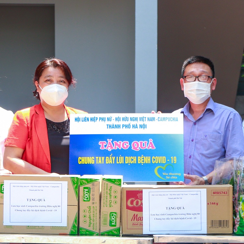 Đồng chí Nguyễn Tiến Dũng, Phó Hiệu trưởng trường Hữu nghị 80 trân trọng đón nhận tình cảm từ Hội LHPN Hà Nội và Hội Hữu nghị Việt Nam-Campuchia thành phố Hà Nội dành cho các lưu học sinh Campuchia Đồng chí Nguyễn Tiến Dũng, Phó Hiệu trưởng trường Hữu nghị 80 trân trọng đón nhận tình cảm từ Hội LHPN Hà Nội và Hội Hữu nghị Việt Nam-Campuchia thành phố Hà Nội dành cho các lưu học sinh Campuchia