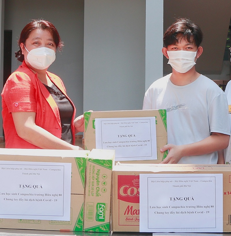 Những món quà mang theo tình cảm, sự chăm lo của tổ chức Hội LHPN Hà Nội, Hội Hữu nghị Việt Nam Campuchia, động viên các lưu học sinh Campuchia an tâm học tốt Những món quà mang theo tình cảm, sự chăm lo của tổ chức Hội LHPN Hà Nội, Hội Hữu nghị Việt Nam Campuchia, động viên các lưu học sinh Campuchia an tâm học tốt