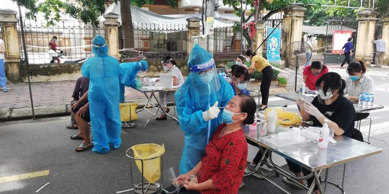 Bà Đỗ Thị Yên vui vẻ và cảm ơn đội ngũ y tế đã xét nghiệm và tiêm vắc-xin để bảo vệ sức khoẻ mùa dịch