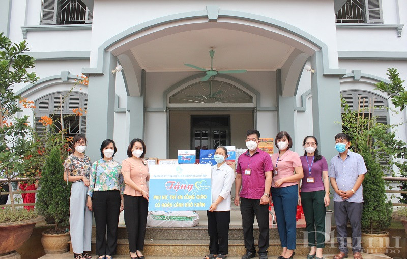 Đồng chí Phạm Thị Thanh Hương- Phó Chủ tịch Hội LHPN Hà Nội cùng các thành viên trong đoàn công tác tặng quà cho phụ nữ khó khăn tại Mái ấm nhà dòng Kẻ Nghệ Đồng chí Phạm Thị Thanh Hương- Phó Chủ tịch Hội LHPN Hà Nội cùng các thành viên trong đoàn công tác tặng quà cho phụ nữ khó khăn tại Mái ấm nhà dòng Kẻ Nghệ