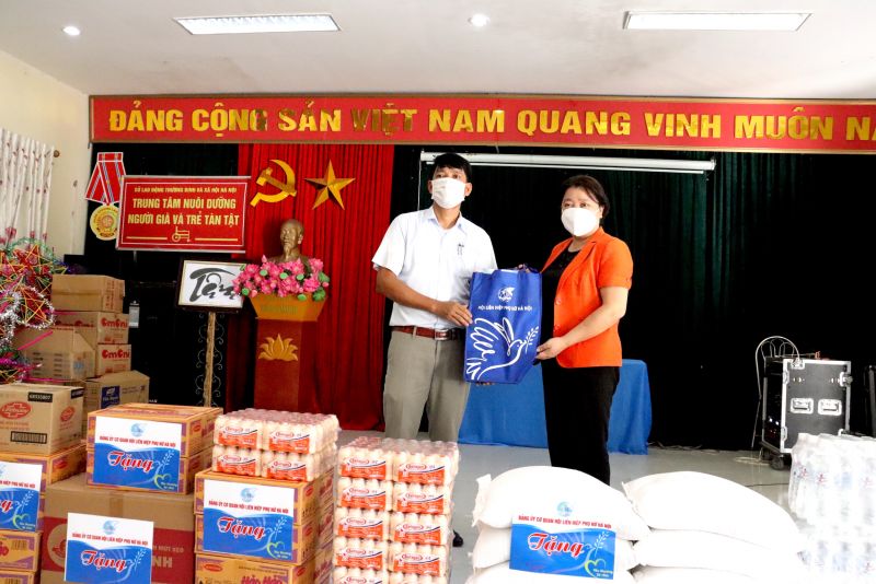 Đồng chí Nguyễn Thị Thu Thuỷ, Phó Chủ tịch Thường trực Hội LHPN TP Hà Nội tặng quà cho Trung tâm Đồng chí Nguyễn Thị Thu Thuỷ, Phó Chủ tịch Thường trực Hội LHPN TP Hà Nội tặng quà cho Trung tâm