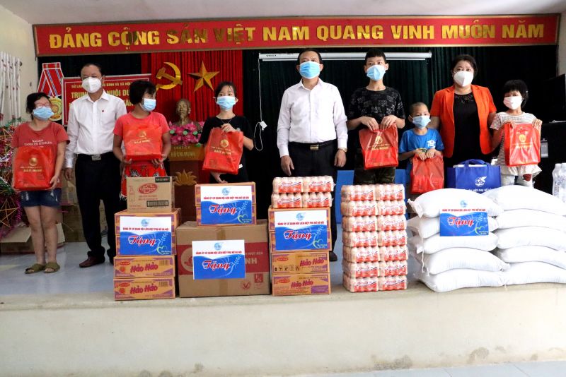 Lãnh đạo Ban dân vận Thành uỷ và Hội LHPN TP Hà Nội tặng quà cho các cháu thiếu nhi tại Trung tâm Lãnh đạo Ban dân vận Thành uỷ và Hội LHPN TP Hà Nội tặng quà cho các cháu thiếu nhi tại Trung tâm