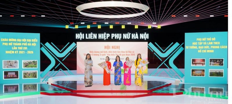 Đồng chí Nguyễn Thị Thu Thủy - Phó Chủ tịch Thường trực Hội LHPN Hà Nội tặng hoa cho các đại biểu tham gia chương trình giao lưu tại hội nghị Đồng chí Nguyễn Thị Thu Thủy - Phó Chủ tịch Thường trực Hội LHPN Hà Nội tặng hoa cho các đại biểu tham gia chương trình giao lưu tại hội nghị