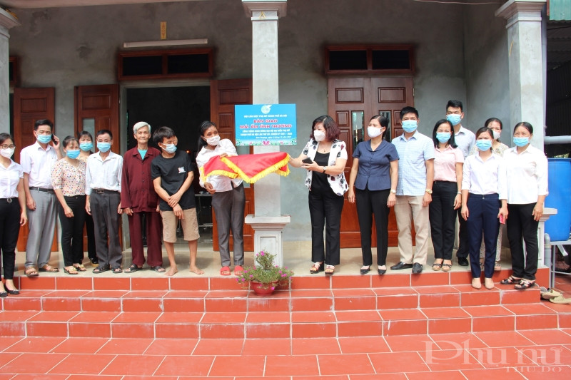 Đồng chí Lê Thị Thiên Hương - Phó Chủ tịch Hội LHPN Hà Nội và các đại biểu bàn giao nhà Đồng chí Lê Thị Thiên Hương - Phó Chủ tịch Hội LHPN Hà Nội và các đại biểu bàn giao nhà