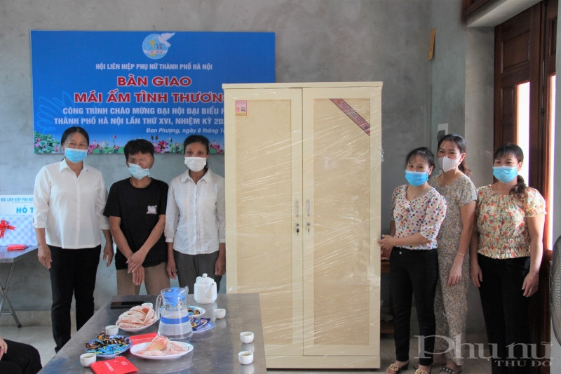 Chúc mừng gia đình chị Phương có ngôi nhà mới khang trang, các ban ngành, đoàn thể của xã cũng có nhiều phần quà ý nghĩa gửi tặng tới gia đình chị. Chúc mừng gia đình chị Phương có ngôi nhà mới khang trang, các ban ngành, đoàn thể của xã cũng có nhiều phần quà ý nghĩa gửi tặng tới gia đình chị.