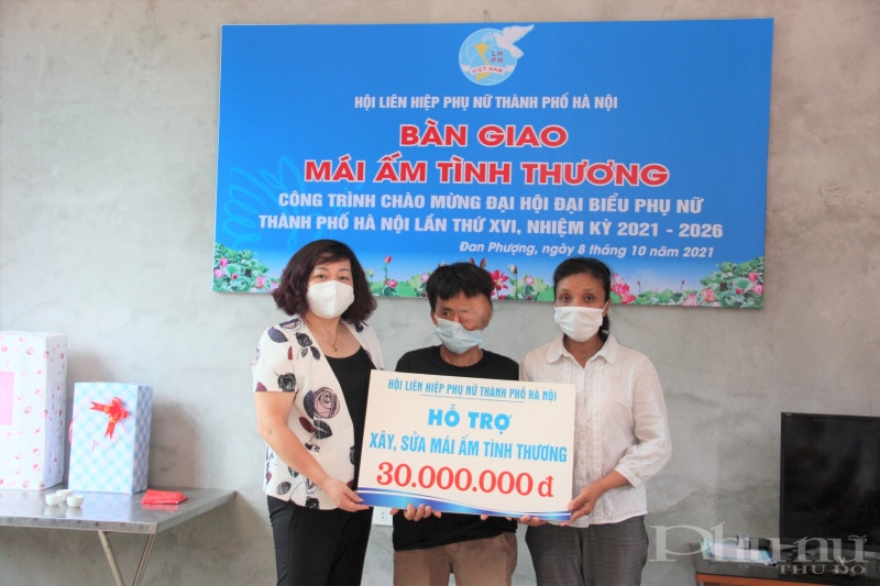 Đồng chí Lê Thị Thiên Hương trao tặng 30 triệu đồng hỗ trợ xây, sửa Mái ấm tính thương cho vợ chồng chị Thương. Đồng chí Lê Thị Thiên Hương trao tặng 30 triệu đồng hỗ trợ xây, sửa Mái ấm tính thương cho vợ chồng chị Thương.