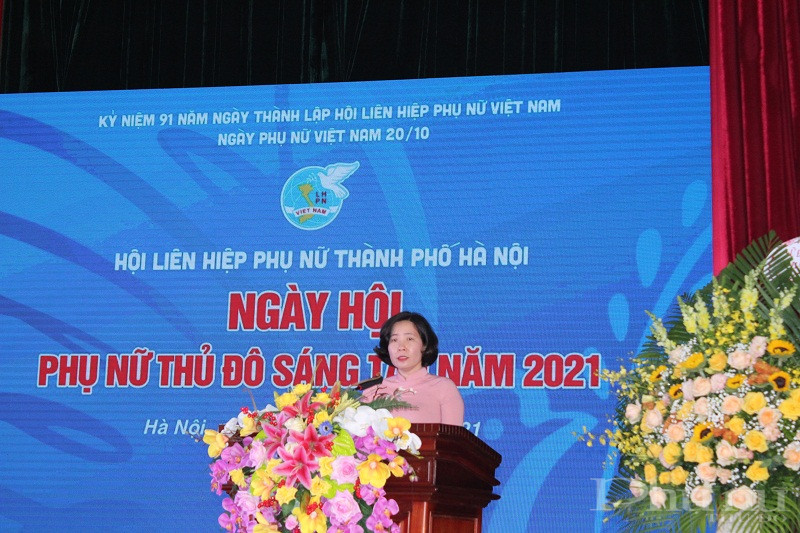Đồng chí Lê Kim Anh, Ủy viên Đoàn Chủ tịch, Thành ủy viên, Chủ tịch Hội LHPN Hà Nội phát biểu khai mạc
