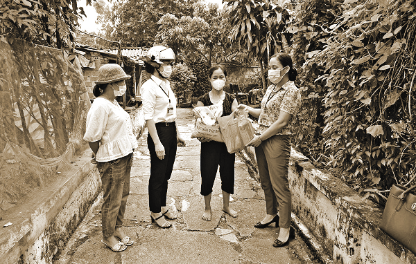 Chị Nguyễn Thị Luyến (thứ hai từ trái sang) tặng quà cho phụ nữ khó khăn trên địa bàn