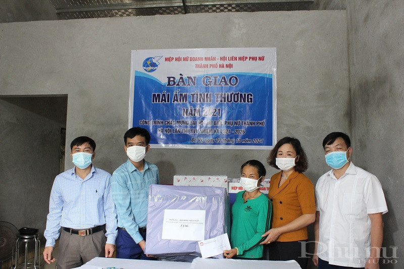 Lãnh đạo Đảng ủy, UBND xã và đoàn thể tặng quà cho gia đình chị Dung