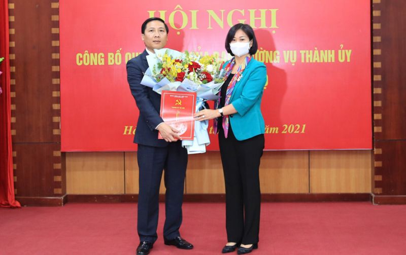 Đồng chí Nguyễn Thị Tuyến- Phó Bí thư Thường trực Thành ủy Hà Nội trao quyết đibhj cho đồng chí Nguyễn Thanh Liêm