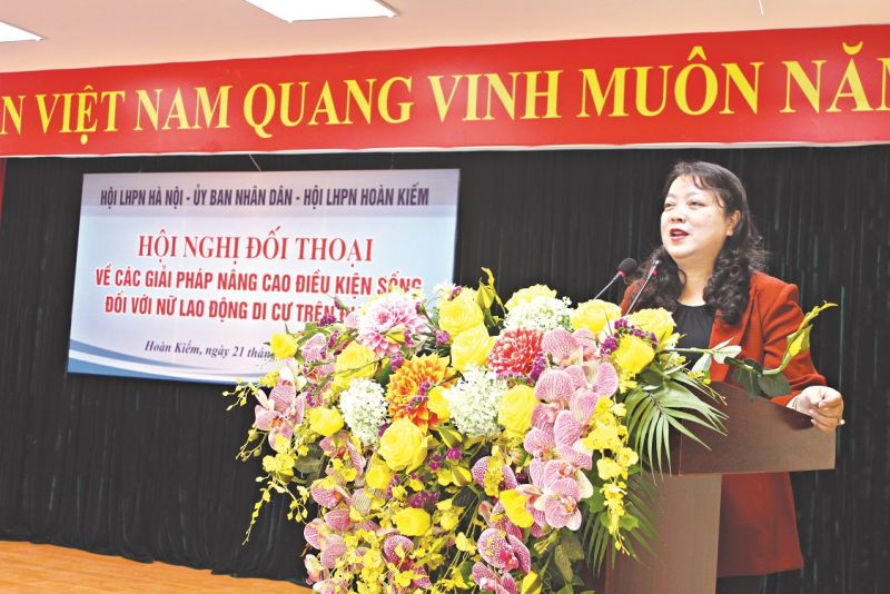Đồng chí Nguyễn Thị Thu Thủy - Phó Chủ tịch Thường trực Hội LHPN Hà Nội chủ trì hội nghị đối thoại về các giải pháp nâng cao điều kiện sống đối với nữ lao động di cư tại quận Hoàn Kiếm tháng 11/2021