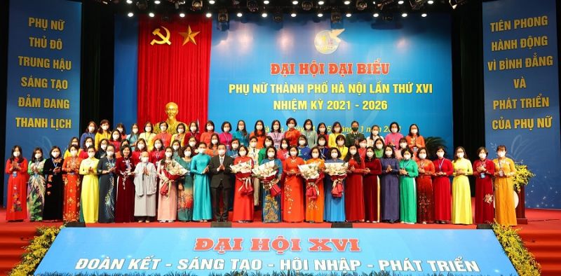 Lãnh đạo Trung ương Hội LHPN Việt Nam và Thành phố Hà Nội tặng hoa chúc mừng Ban Chấp hành Hội LHPN Hà Nội lần thứ XVI, nhiệm kỳ 2021- 2026