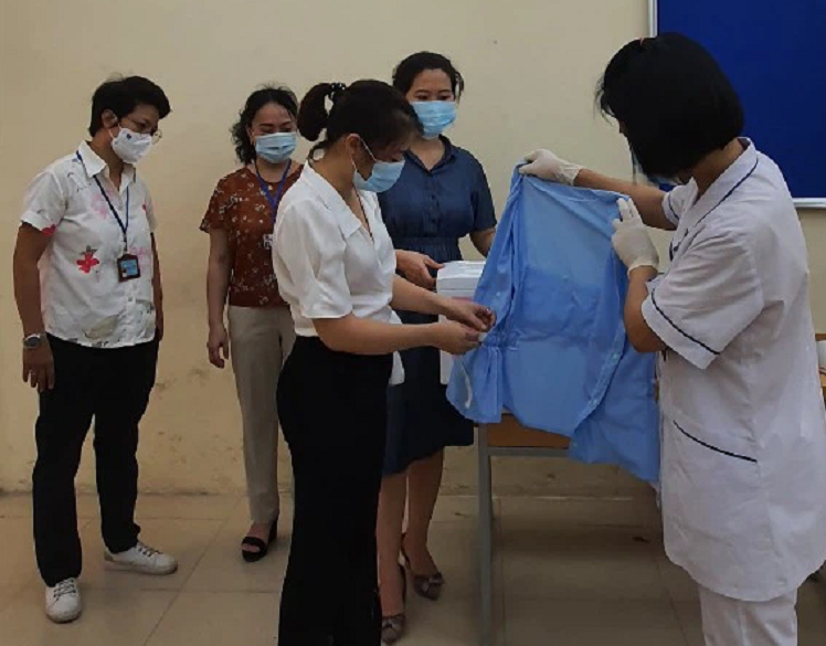 Hội LHPN quận Ba Đình tặng áo làm mát cho lực lượng tuyến đầu chống dịch