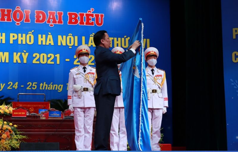 Bí thư Thành ủy Hà Nội  Đinh Tiến Dũng thừa ủy quyền của Chủ tịch nước  gắn Huân chương Lao động hạng Nhất tặng Hội LHPN TP Hà Nội