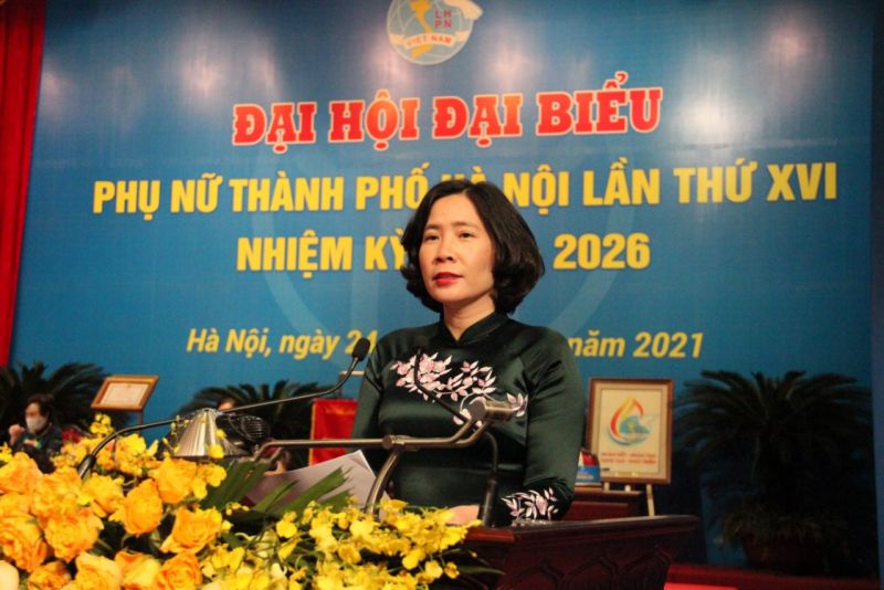 Đồng chí Lê Kim Anh, Chủ tịch Hội LHPN Hà Nội phát biểu bế mạc tại Đại hội