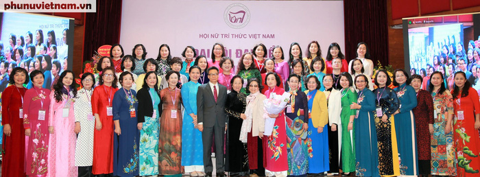 Phó Thủ tướng Chính phủ Vũ Đức Đam, Nguyên Phó Chủ tịch nước Nguyễn Thị Doan, Chủ tịch Hội LHPNVN Hà Thị Nga chụp hình cùng Ban chấp hành Hội Nữ trí thức Việt Nam nhiệm kỳ 2021-2026.