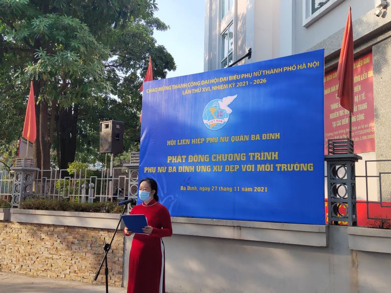 Đồng chí Lê Thi Thúy Kiều, Phó Chủ tịch Hội LHPN quận Ba Đình phát biểu tại chương trình