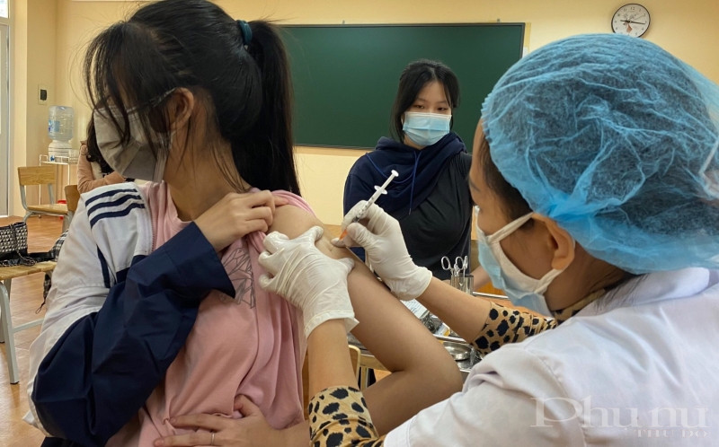 Hà Nội triển khai tiêm vắc-xin cho học sinh lứa tuổi 14-17.