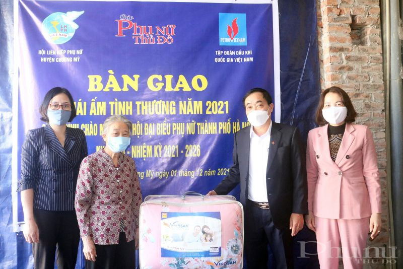 Các đại biểu tặng quà cho gia đình bà Nguyễn Thị Lộc là hội viên khó khăn tại Thị trấn Chúc Sơn