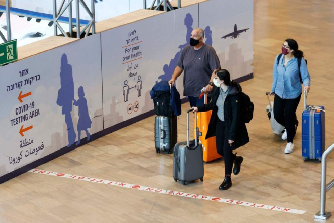 Hành khách đến sân bay quốc tế Ben Gurion của Israel.