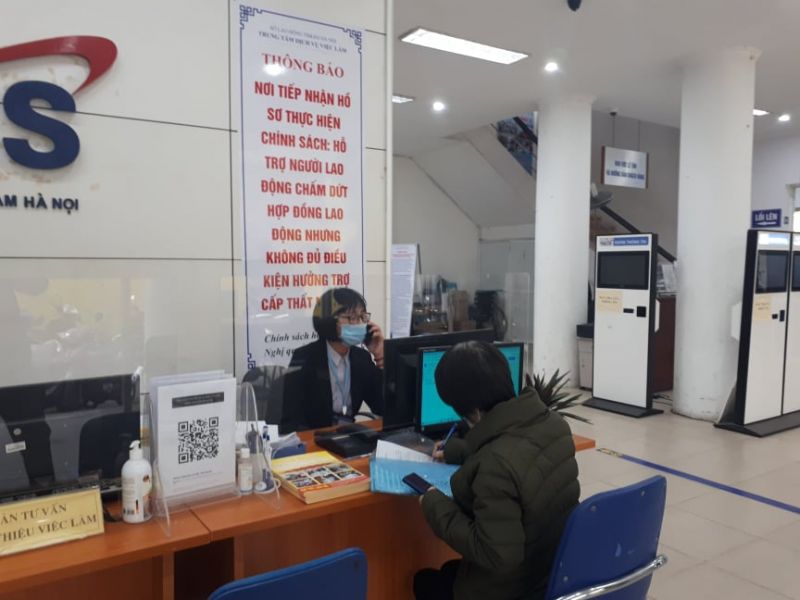 Lao động đến khai thông tin tìm kiếm việc làm tại Trung tâm Dịch vụ việc làm Hà Nội.