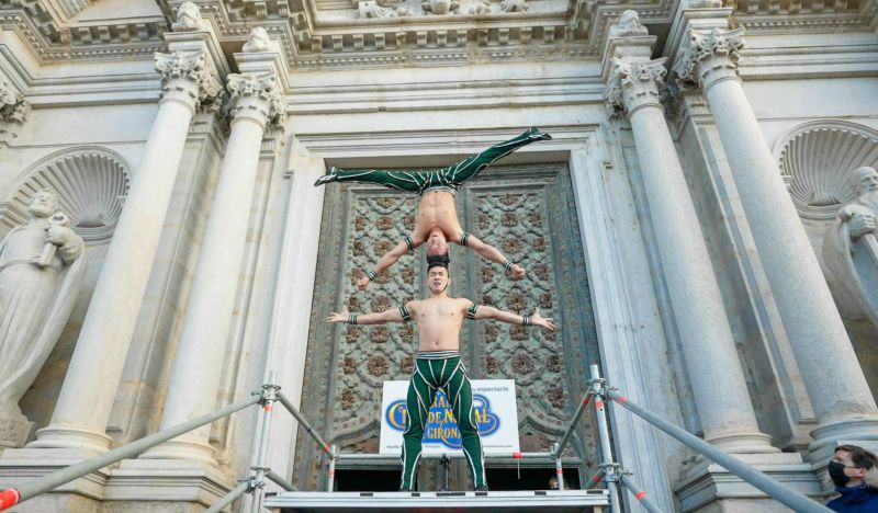 Anh em họ Giang biểu diễn màn chồng đầu đi lên 100 bậc thang dẫn vào nhà thờ tại Girona, Tây Ban Nha. Ảnh: QCQN