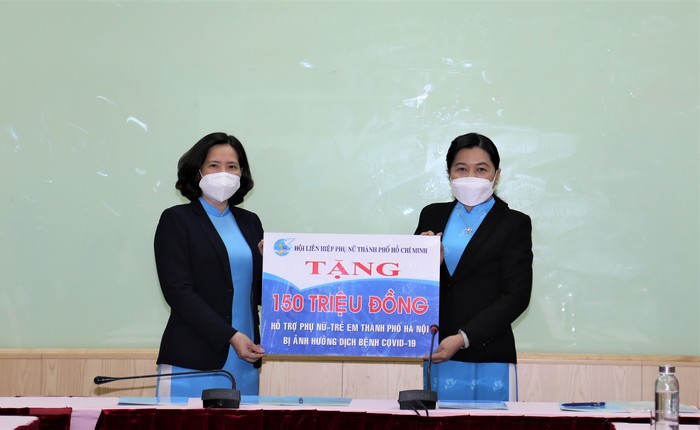 Hội LHPN TP Hồ Chí Minh cũng đã trao tặng 150 triệu cho Hội LHPN Hà Nội để  hỗ trợ trẻ em, phụ nữ bị ảnh hưởng bởi dịch Covid -19