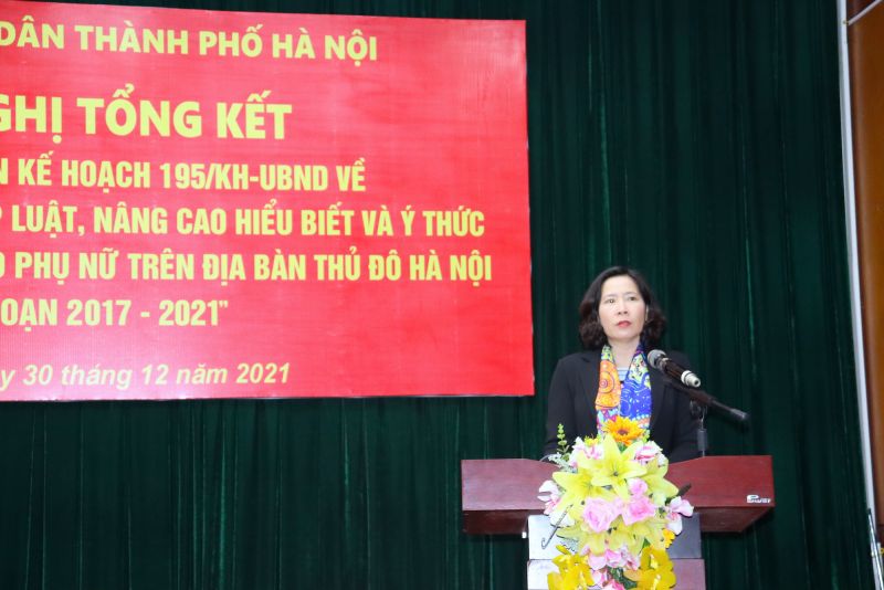 Đồng chí Lê Kim Anh, Chủ tịch Hội LHPN TP Hà Nội tiếp thu ý kiến chỉ đạo của lãnh đạo UBND TP.