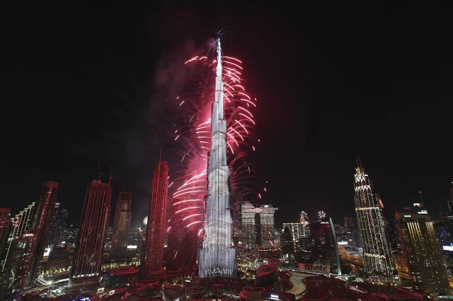 Burj Khalifa trong lễ bắn pháo hoa mừng năm Mới ở UAE.