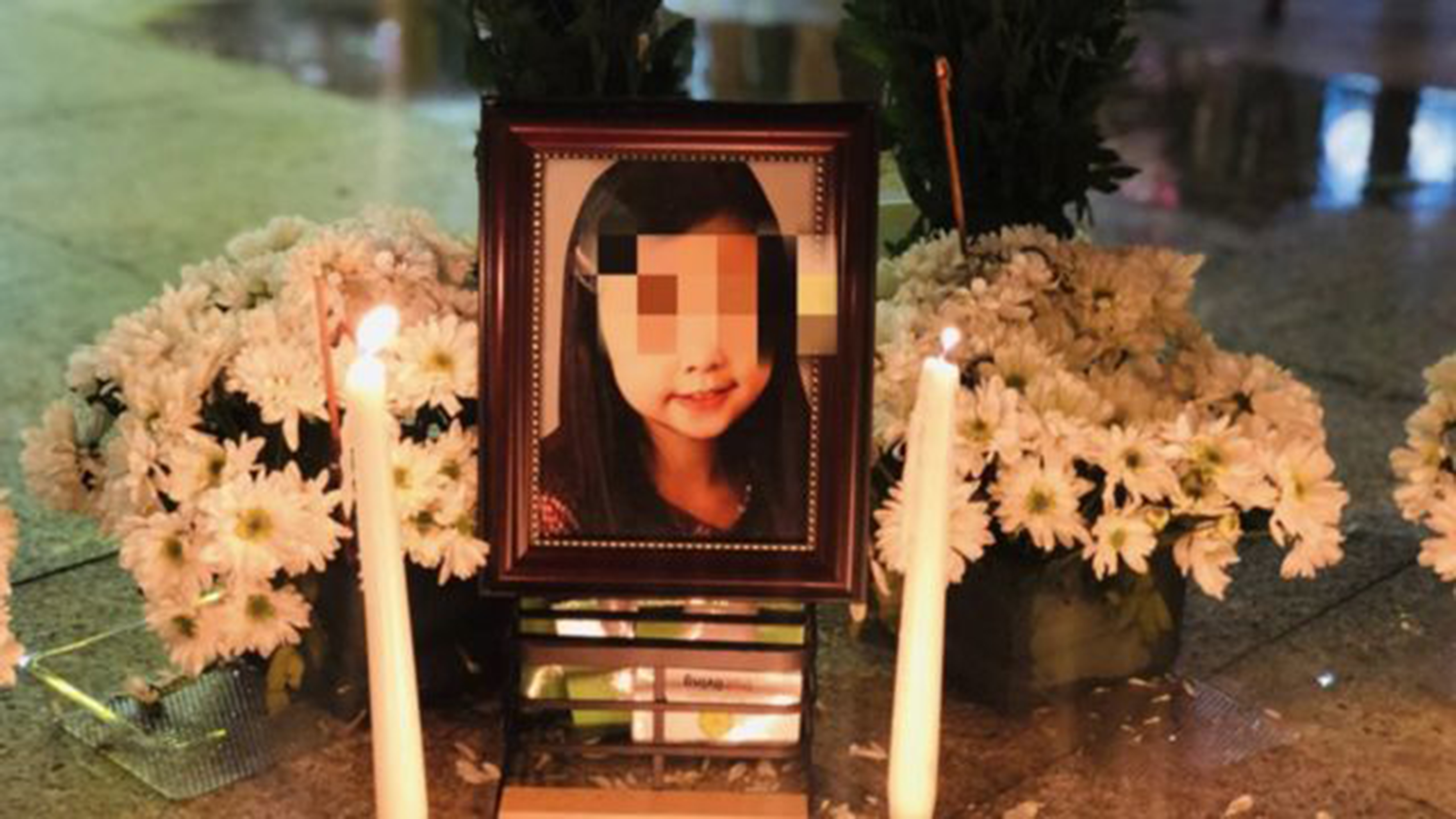 Nhiều người dân đã thắp nến xót thương cho cháu bé V.A tử vong do mẹ kế bạo hành ở quận Bình Thạnh, TP Hồ Chí Minh