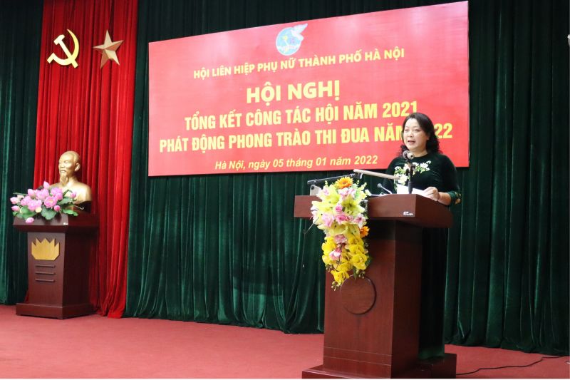 Đồng chí Nguyễn Thị Thu Thuỷ - Phó Chủ tịch Thường trực Hội LHPN Hà Nội trình bày báo cáo công tác Hội năm 2021