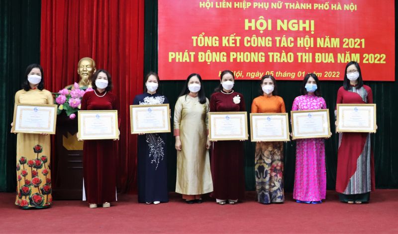 Đại diện lãnh đạo Hội LHPN Việt Nam trao Bằng khen của Hội LHPN Việt Nam cho các đơn vị có thành tích xuất sắc trong phong trào thi đua năm 2021