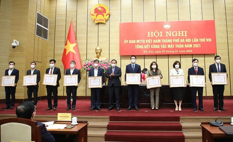 Phó Bí thư Thành ủy Nguyễn Văn Phong trao Bằng khen của Thành ủy cho các tập thể tiêu biểu.