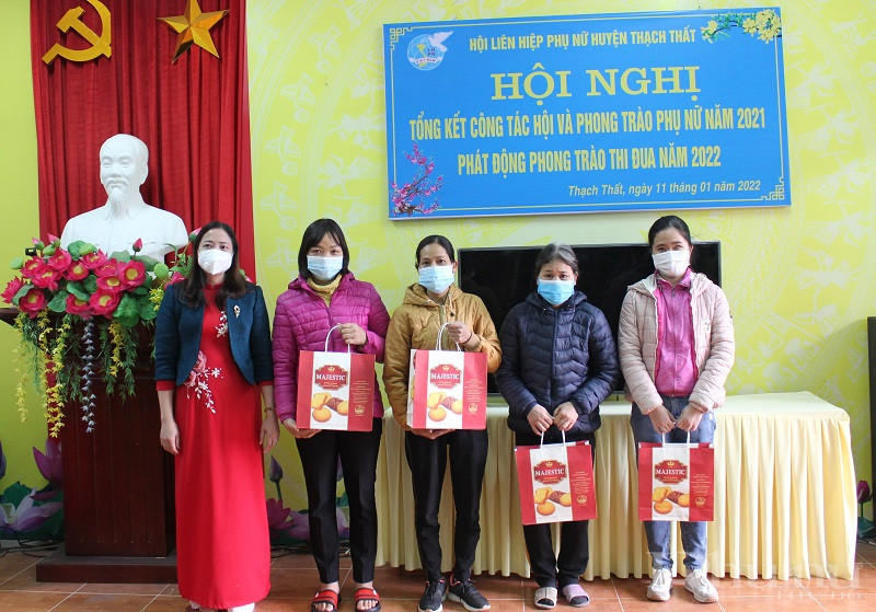 Nhân dịp đón Tết Nguyên đán 2022, Hội LHPN huyện tổ chức trao quà Tết cho các phụ nữ có hoàn cảnh khó khăn trên địa bàn huyện