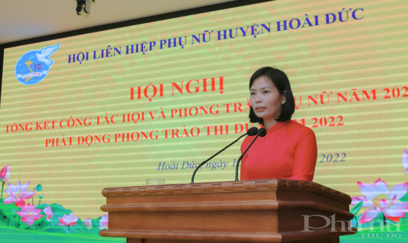 Đồng chí Nguyễn Thị Thêm, Phó Chủ tịch Hội LHPN huyện Hoài Đức báo cáo kết quả công tác năm 2021.