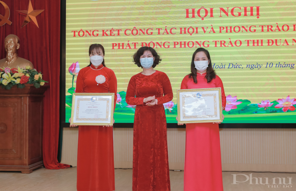 Đồng chí Nguyễn Thị Hiền Thuý trao bằng khen của Trung ương hội LHPN Việt Nam cho Hội LHPN xã La Phù và Hội LHPN xã Di Trạch.