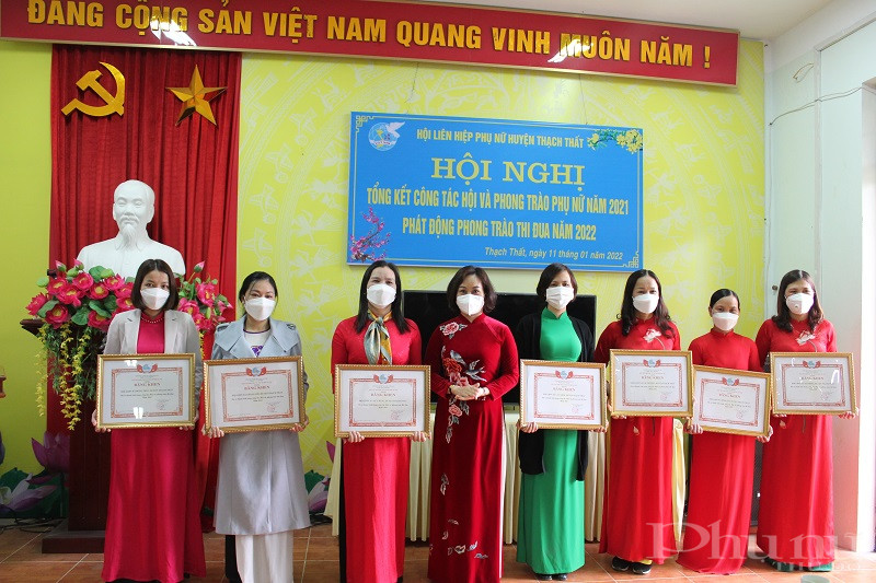 Đồng chí Phạm Thị Thanh Hương, Phó Chủ tịch Hội LHPN Hà Nội tặng Giấy khen cho các tập thể có thành tích suất sắc trong  công tác Hội và phong trào thi đua năm 2021