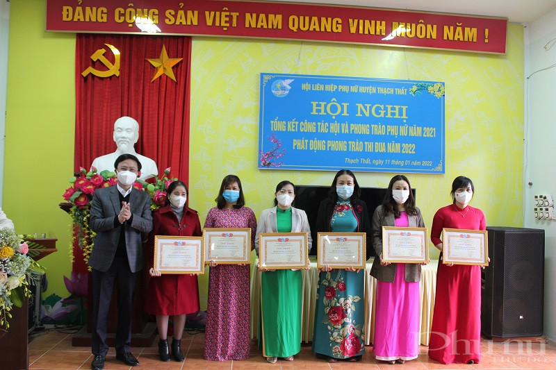 Đồng chí Nguyễn Minh Hồng , Phó Bí thư Thường trực huyện ủy Thạch Thất tặng Giấy khen cho các tập thể, cá nhân có thành tích suất sắc năm 2021