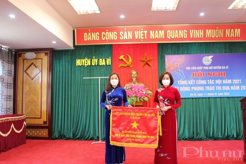Đồng chí Phạm Thị Thanh Hương, Phó Chủ tịch Hội LHPN Hà Nội trao Cờ đơn vị thi đua vì có thành tích xuất sắc do UBND TP tặng.