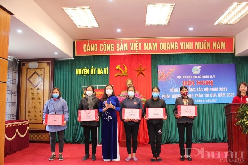 Đồng chí Đỗ Thị Thúy Hằng, Chủ tịch Hội LHPN huyện Ba Vì tặng quà cho các gia đình khó khăn nhân dịp Tết Nguyên đán 2022